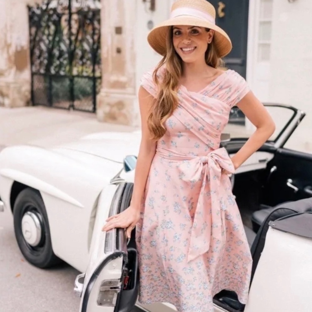 ISO Gal Meets Glam Lillian Dress in size 14, 16, or 18.